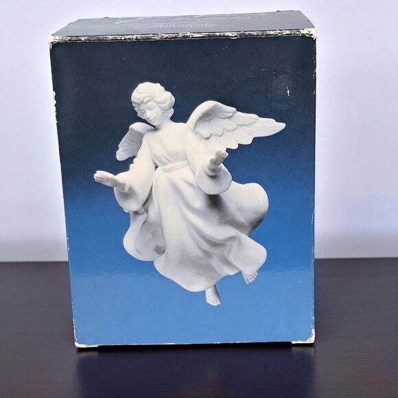 FLAWED 1985 Avon Nativity Collectibles The Angel Flying Hanging White Porcelain - Picture 1 of 9